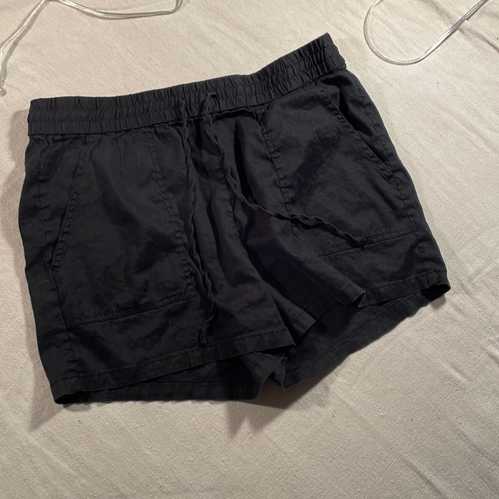 Daily Ritual black shorts with front & back pockets size XL. Drawstring waist